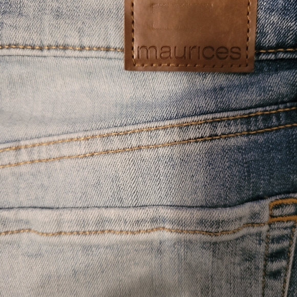 Maurices Medium Wash Destressed Denim Shorts, Sz 8 EUC - Picture 4 of 6